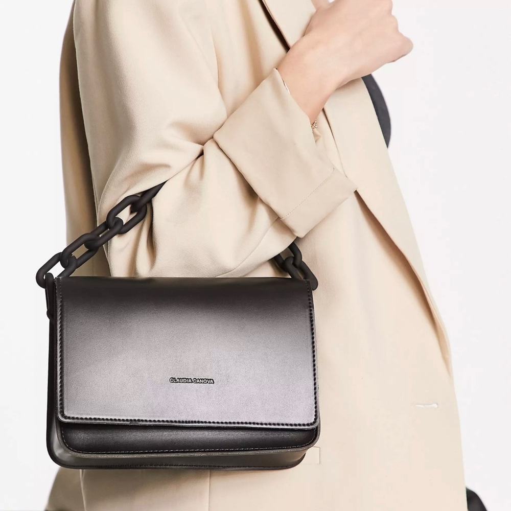 Claudia Canova cross body grab bag with chunky chain in black